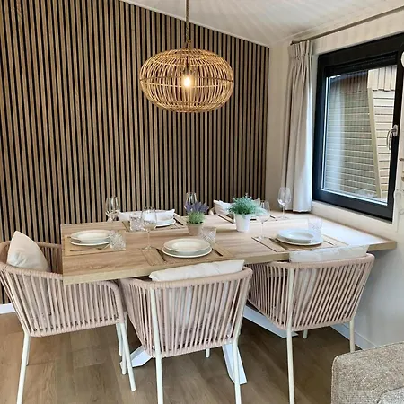 Pleasant With Veranda Semesterbostad *